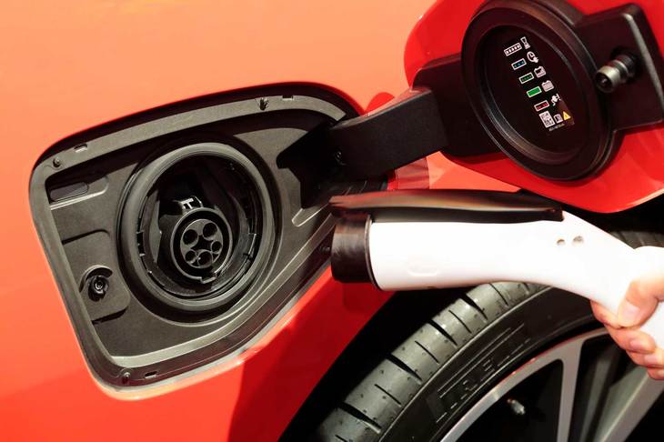 7kWのAC普通充電と100kWのDC急速充電、さらに日本市場向けとして50kW CHAdeMO急速充電にも対応。