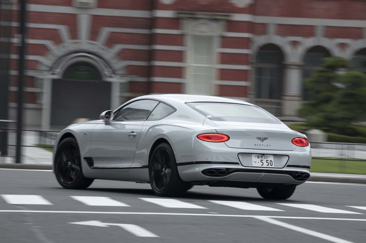 リアのランプのみならず、マフラーエンドも楕円のデザインが採用されている。