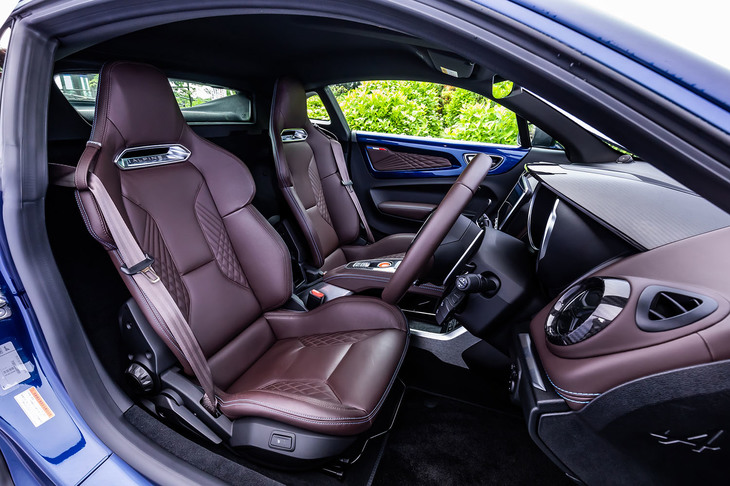 「A110 GT」にはサベルト製のレザースポーツシートを標準で装備。表皮はブラウンレザー（写真）のみの設定で、ヒーター機能を内蔵している。キルティングの入ったドアの内張りやダッシュボードも同色でコーディネートされている。