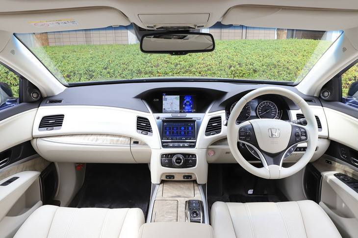 インテリアカラーは、白系の「シーコースト・アイボリー」（写真）のほか、黒、茶、灰色の3色が選べる。