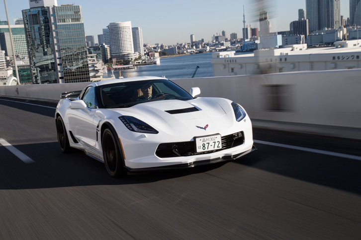 ボディー形状はクーペとコンバーチブルの2種類。クーペでもカーボン製のルーフパネルは脱着可能となっており、オープンドライブを楽しむことができる。