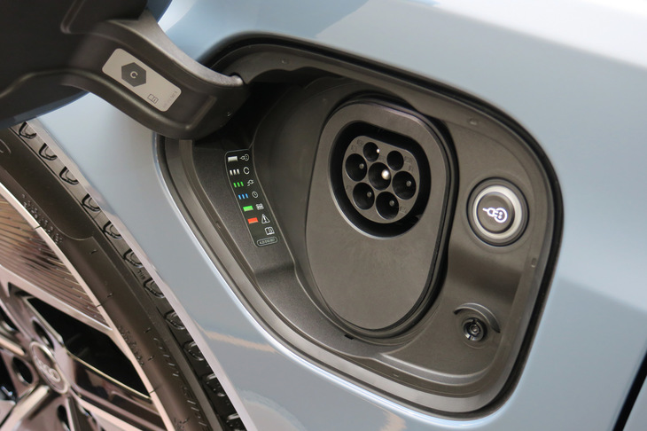 アウディe-tron GTクワトロ（普通充電用のソケット）