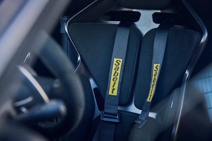 「A110 R」に装備される、サベルト製のカーボンバケットシートと6点式レーシングハーネス。シートはカーボン製のシングルシェルにクッションを貼り付けたもので、表皮にはやはりマイクロファイバーが用いられている。運転席は上下・前後の位置調整が可能だが、助手席は固定式である。