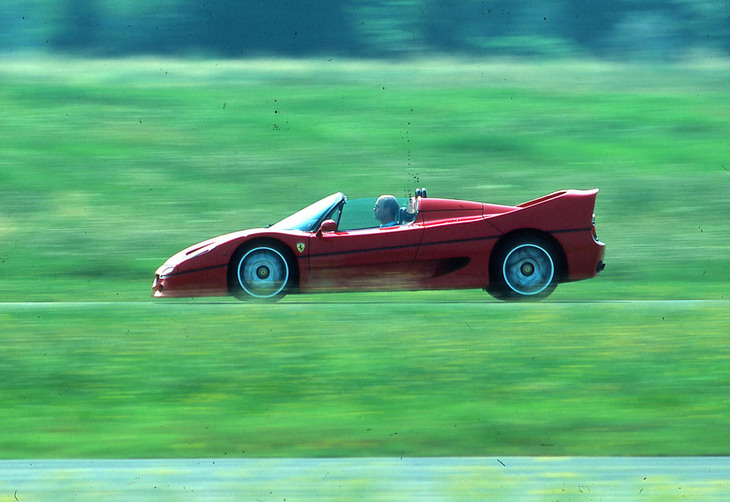 F1マシンに限りなく近いロードカーとして開発された「F50」では、エアロダイナミクスも徹底追求された。一方、ルーフが脱着可能なのも特徴的だった。