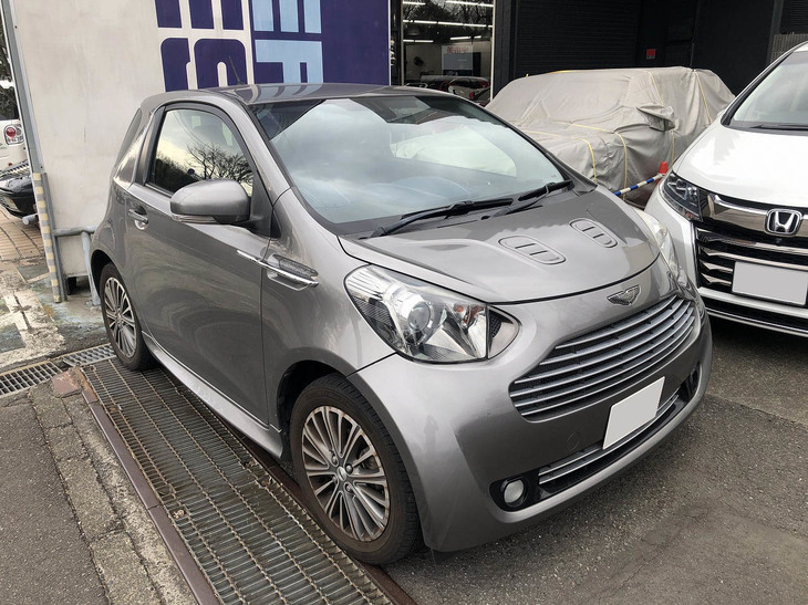 今回試乗させてもらった「シグネット」のオーナーは、中古フェラーリ専門店コーナーストーンズ従業員のスギウラ君。従業員用駐車場の狭い空間にいつも置かれていて、前々から気になっていたのだ。