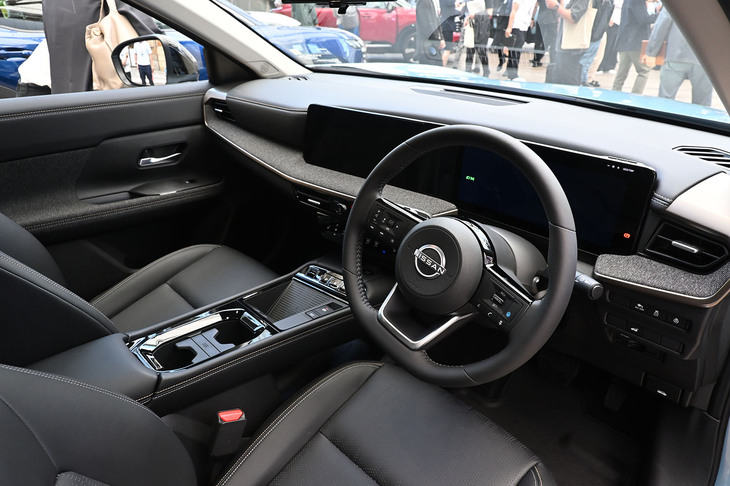 インストゥルメントパネルは2つの大型スクリーンを並べた最新の日産車ではおなじみのスタイル。随所にファブリックが張られているほか、樹脂パーツの質感も飛躍的によくなった。