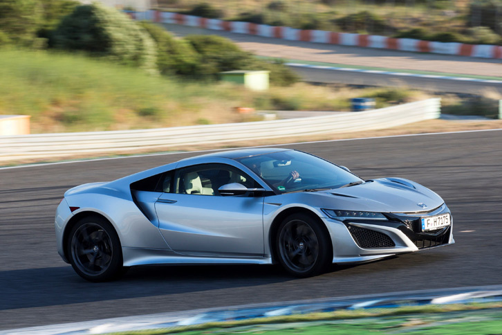 
	“幻の多角形コーナリング”をキメる（!?）「NSX」。
	