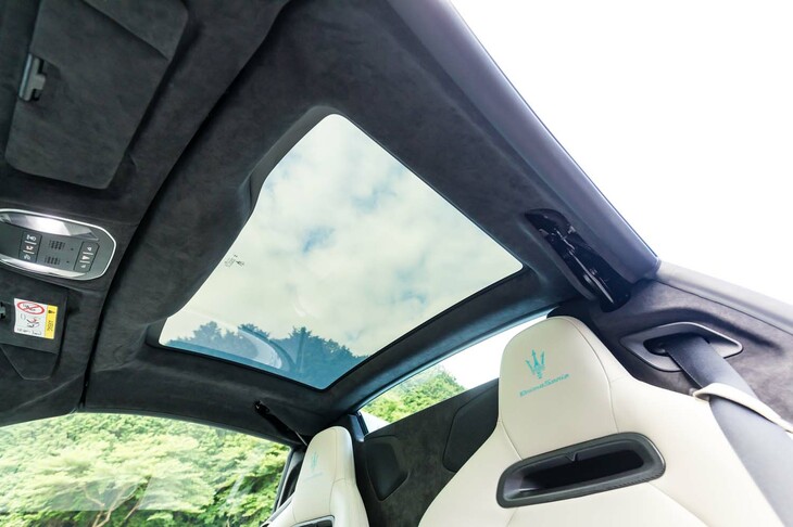 ガラストップを透明にした状態。ルーフを閉じていても乗員が空を感じられるようにする仕組みだ。