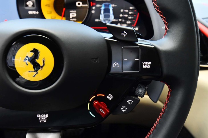 ステアリングホイールセンター右下のモードダイヤルで走行モード（ウエット／コンフォート／スポーツ／レース／ESCオフ）が選択できる。スポーク部には車両情報の表示を切り替えるためのタッチパッドも備わる。