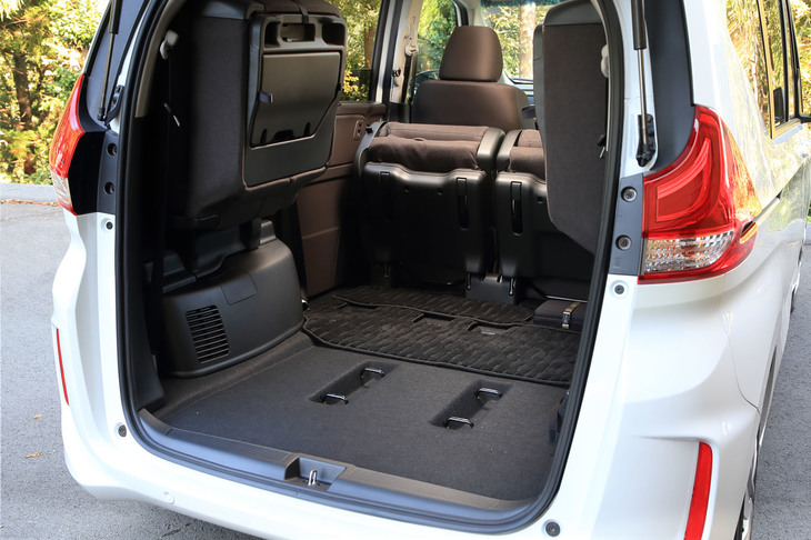 サードシートの格納は左右跳ね上げ式。セカンドシートは、キャプテンシート仕様では前にスライドするだけだが、ベンチシート仕様にはタンブルフォールディング機構が備わっている。