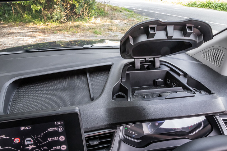 メーターフード上部に、給電用のUSBポート（2口）と12V電源ソケットが備わる「インストゥルメントパネルアッパーボックス」を設置。ふたを閉めた状態でスマートフォンが固定できる純正アクセサリーも用意されている。