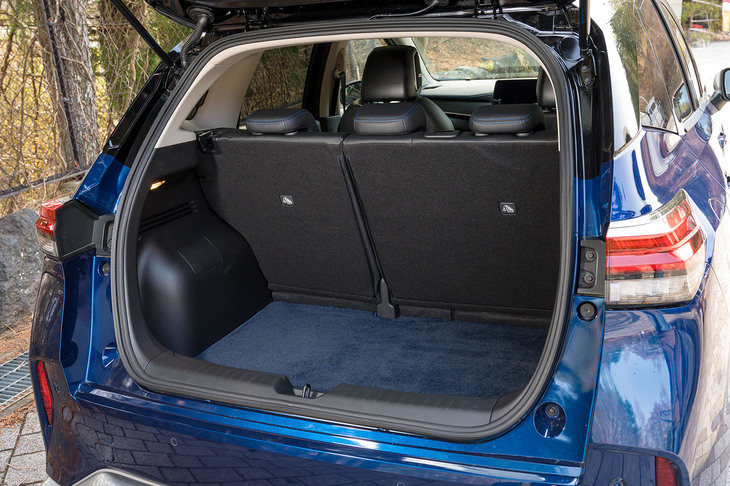 荷室の容量は340リッター。専用のブルーのラゲッジマットはディーラーオプション設定されている。