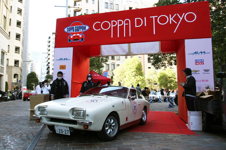 約45km、およそ3時間の東京ドライブを終えてイタリア街に戻り、ゴールインした1968年「フェアソープTX-S」。「トライアンフGT6」のシャシーやパワートレインを流用した少量生産車である。再びゲートを通過した後はそのまま帰るもよし、会場に残って余韻を楽しむのもよし。