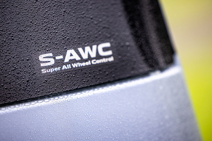 今回のマイナーチェンジを機に4WD、ASC、AYC、ABSを統合制御する三菱独自の四輪制御技術「S-AWC」が「デリカD：5」に初めて採用された。