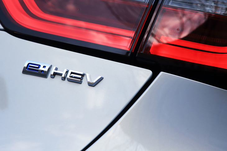 ホンダでは2020年1月に発売した「ステップワゴン」の改良モデルより、「i-MMD」と呼ばれていた2モーターハイブリッドシステムの名称を、順次「e：HEV」へと切り替えている。