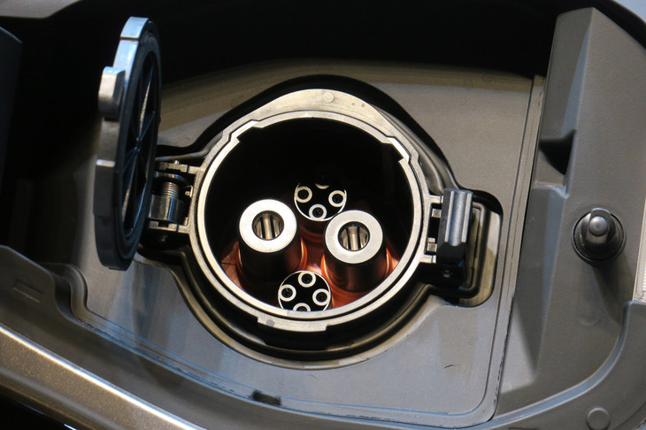 日産アリア リミテッド（CHAdeMO規格の急速充電インレット）