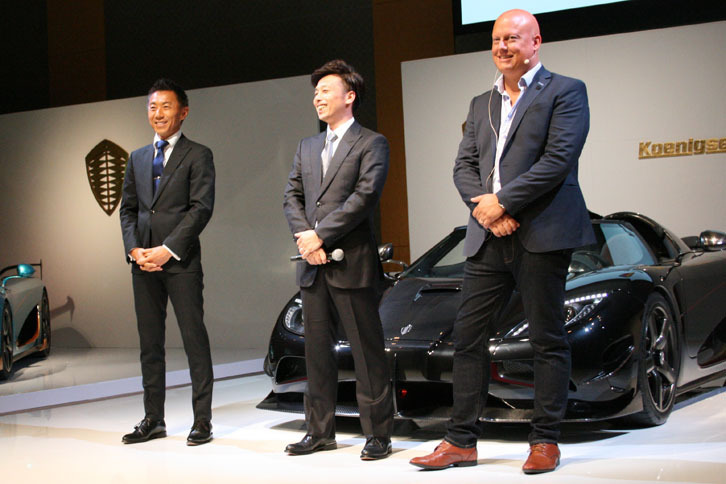 左から、ケーニグセグ・ジャパンの中村仁史セールスマネジャー、同社の藤巻秀平CEO、スウェーデンにあるケーニグセグ ・オートモーティヴのクリスチャン・フォン・ケーニグセグCEO。