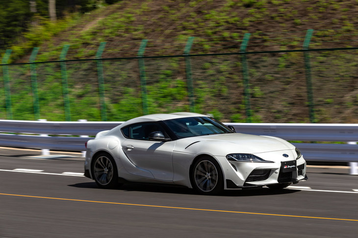 中間グレードの「SZ-R」については、クローズドコースだけでなく公道でも試乗。車載燃費計は14km/リッターを超える数値を示していた。