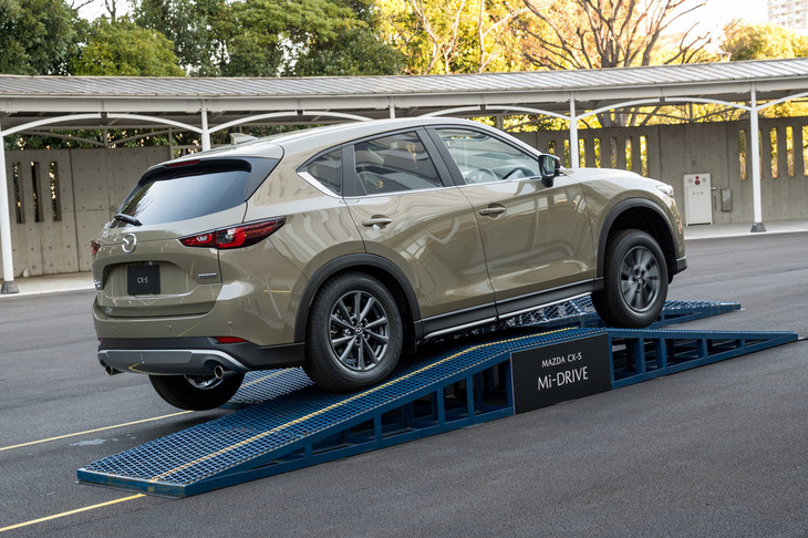 特設コースで対角線スタックを疑似体験。通常は浮いたタイヤが空転して前に進めなくなるが、オフロードモードをオンにすると、空転輪にブレーキをかけて接地輪に駆動力を伝達。1輪が浮いた状態でも前に進むことができる。