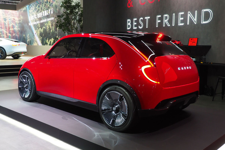 「マツダ・ビジョンXコンパクト」のリアビュー。個人的にはこのデザインがどこまで次期「マツダ2」に盛り込まれるのか注目している。