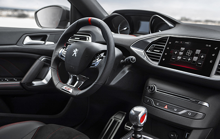 「308GTi 270 by PEUGEOT SPORT」のコックピット。黒を基調に、赤のアクセントカラーが添えられる。