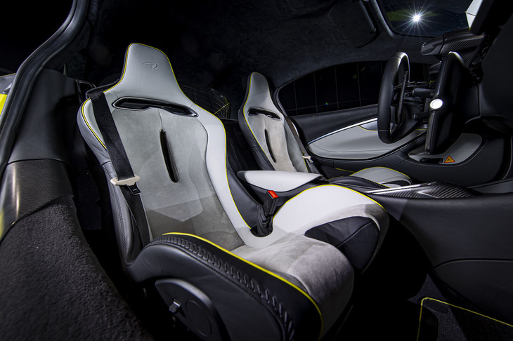 「クラブスポーツシート」と呼ばれる一体型シェルの軽量シート。これも「アルトゥーラ」用に新開発された装備だ。