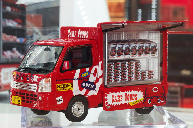 トミーテックの1/35「マツダ・スクラム 広島カープ ショッピングトラック」。「スズキ・キャリイ」のOEMモデルである。販売中で価格は3996円。