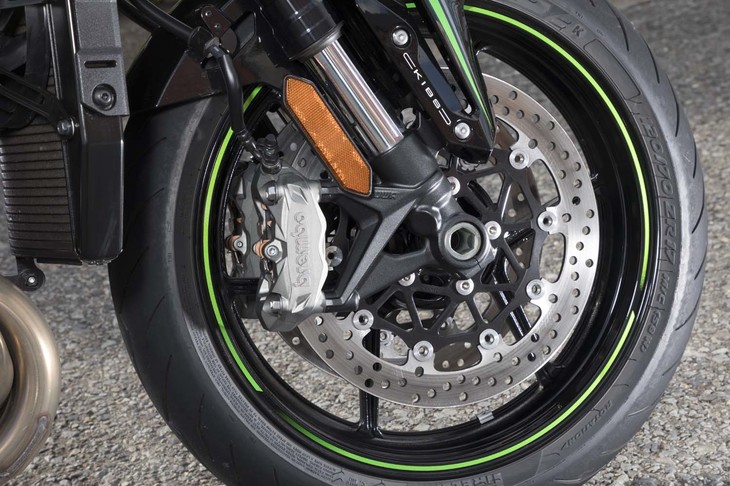 フロントフォークのサスペンションはショーワ製。ブレーキキャリパーはブレンボ製のものがおごられる。