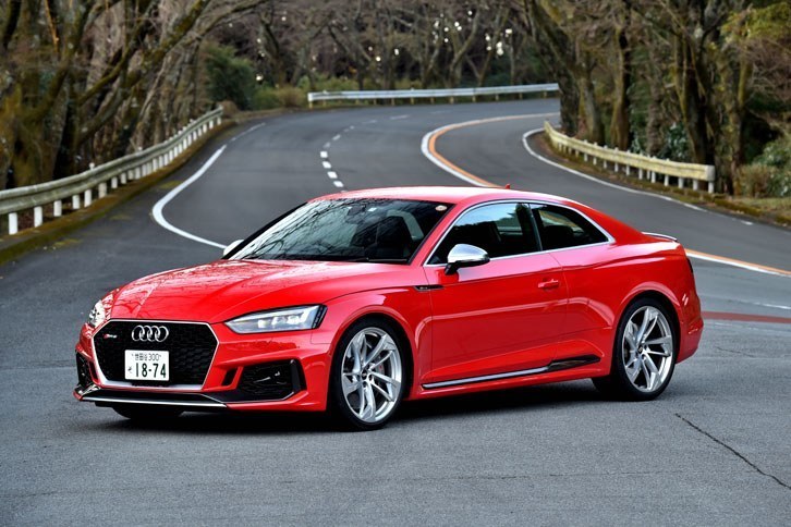 アウディRS 5クーペ
	ボディーサイズ：全長×全幅×全高＝4725×1860×1365mm／ホイールベース：2765mm／車重：1760kg／駆動方式：4WD／エンジン：2.9リッターV6 DOHC 16バルブ ツインターボ／トランスミッション：8段AT／最高出力：450ps（331kW）/5700-6700rpm／最大トルク：600Nm（61.1kgm）/1900-5000rpm／タイヤ：（前）275/30ZR20 （後）275/30ZR20／価格：1257万円