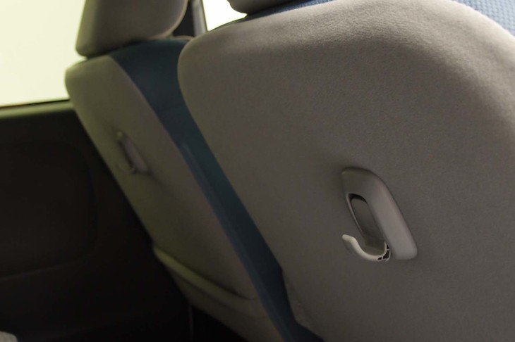 ダイハツ・ムーヴ キャンバス ストライプス（前席背面のユーティリティーフック）