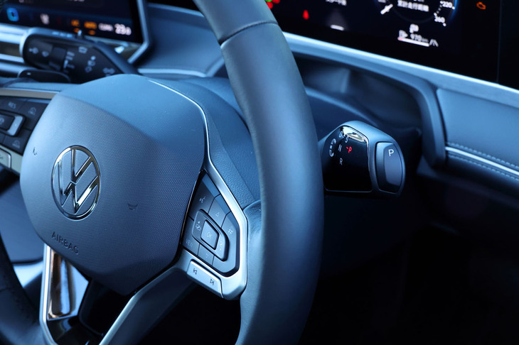 新型のシフトセレクターは、センターコンソールではなく、ステアリングコラムに配置されている。特に切り返しの多い場面などでは、その使いやすさが実感できる。