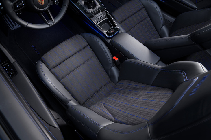 ブラックを基調としたタータンチェック柄のシート表皮やトリムも、新しい「911カレラT」の特徴的なアイテムだ。