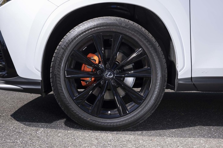 ホイールは“Fスポーツ”専用デザイン。カラーリングは試乗車のブラックのほかにスーパーグロスブラックメタリックも選べる。