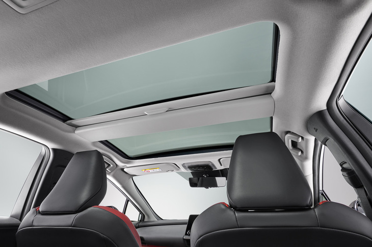 最上級グレードだけに「Z」の装備は充実。本文で紹介される機能・装備に加え、オートワイパーやパワーバックドアが装備されるのは同車だけ。オプションでパノラマルーフや「ITS Connect」なども用意される。