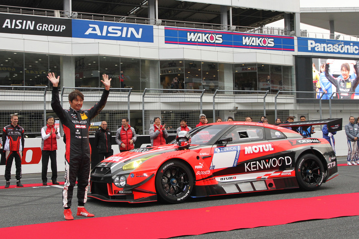 これもフィナーレにおける光景。来季のニュルブルクリンク24時間に参戦するKONDO Racingの「GT-R ニスモGT3」が、近藤真彦監督のドライブで登場した。