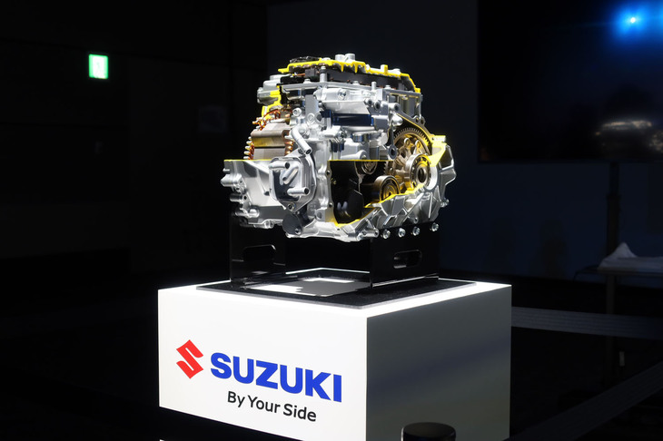 モーターおよびインバーター、ギア（減速機）を一体化した、スズキ独自開発の「eアクスル」。最高出力64PS、最大トルク133N・mを発生する。