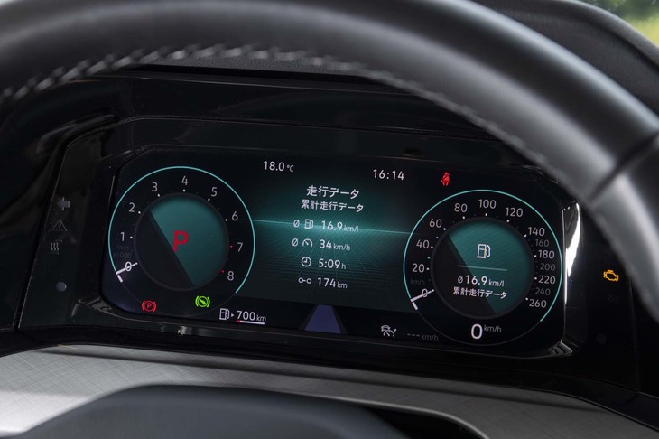 液晶メーターの「デジタルコックピットプロ」は全車に標準装備。表示パターンは多彩だが、切り替える際のレスポンスがいまひとつ。