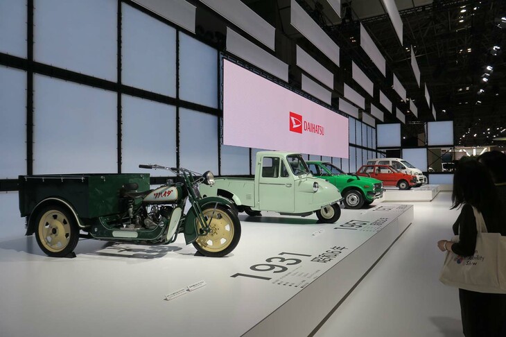 ステージに並べられた歴代ダイハツ車。