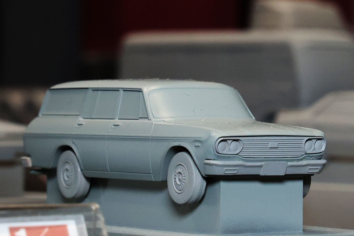 トミカリミテッドヴィンテージから、モックアップが展示された1/64「トヨペット・マスターライン ライトバン」（RS46V）。2代目「クラウン」の4ナンバーの商用バンだが、中期型の通称“角テール”仕様である。いずれ“涙テール”こと最初期型やその次の“丸テール”などもバリエーション展開されるのだろう。