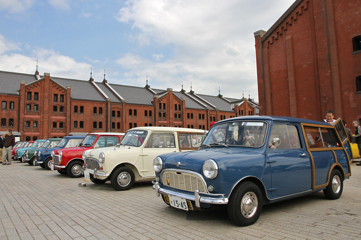 ズラリと並んだクラシックMini。オースチンとモーリスのブランドを冠していた時代の、「Mk1」と「Mk2」が多かった。