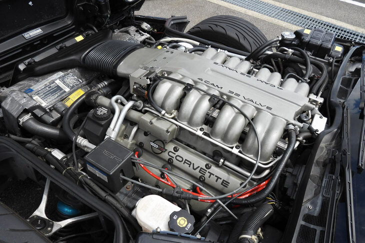 ロータスがチューニングを手がけたという、5.7リッターV8 DOHCエンジン。「4CAM 32VALVE」の文字が誇らしげだ。