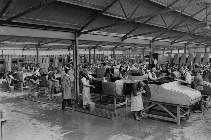 かねて工業基盤のあったイギリスでは、赤旗法の撤廃後、急速に自動車産業が発展した。写真はモーリスのオックスフォード工場（1925年当時）。同工場は、モーリスの設立と同時に1913年に操業を開始した。