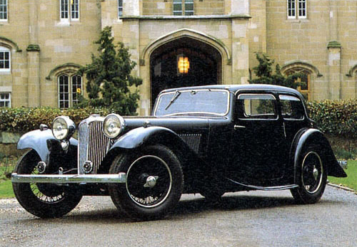 
	スワロー社初のオリジナルモデルとして、1931年10月のロンドンモーターショーで発表された「SS1」。スタンダード社から供給される同車専用シャシーに、同じくスタンダード社製の直6サイドバルブエンジンを搭載していた。
	