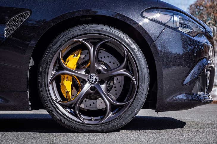 試乗車に装着されていた、ガンメタリック仕上げの5ホールホイールから顔をのぞかせるイエローのブレーキキャリパーは、「クアドリフォリオ」専用のオプションアイテム。「イーグルF1スーパースポーツ」のダイナミックなトレッドパターンやサイドウォール上の意匠は、こうした特徴的な「ジュリア」の足まわりデザインにもマッチしている。