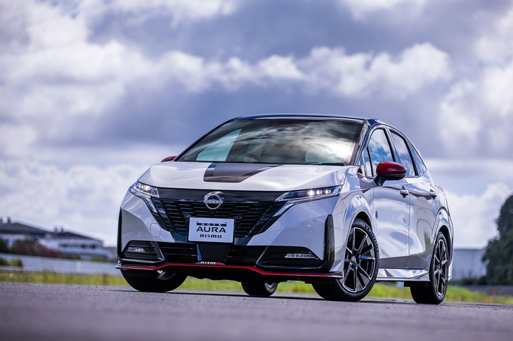 「日産ノート」の上級モデル「ノート オーラ」をベースとした「NISMO」バージョンが、2021年8月17日に登場。発売は同年秋と発表されている。車両本体価格は286万9900円。