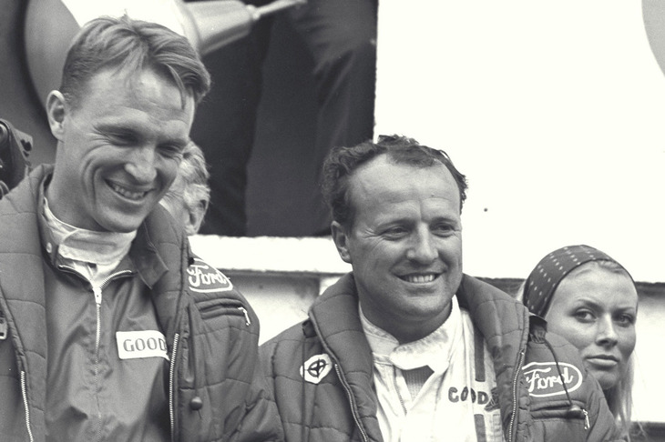 インディ500で4勝を挙げたアメリカの“レジェンドドライバー”ことA.J.フォイト（中央）。他のカテゴリーのレースでも活躍しており、1967年にはダン・ガーニー（左）とのコンビでルマン24時間レースを制している。
