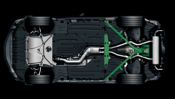 リア床下ブレース（写真で緑色のパーツ）の強化が図られた。