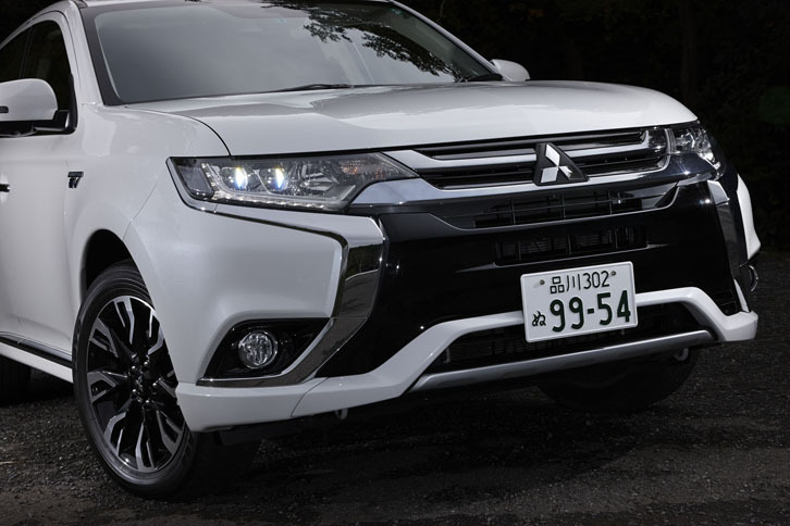 「アウトランダーPHEV」のフロントまわり。センターを左右から包み込む造形で「人とクルマを守る機能」が表現されている。