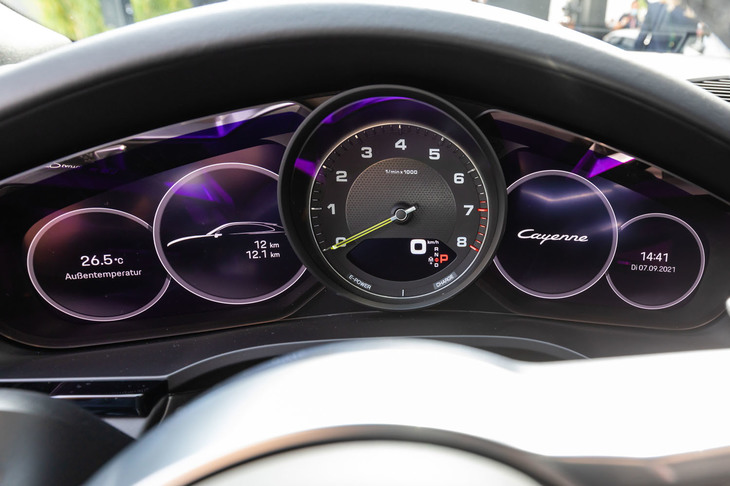 ポルシェ・カイエンEハイブリッド クーペ（メーター）