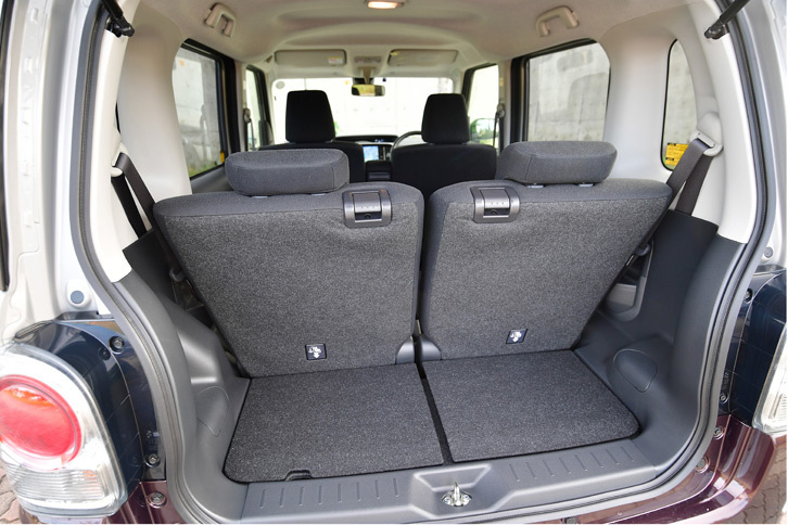 4人乗車時の荷室の様子。後席は240mm前後にスライド可能で、最も前方に移動させた際の奥行きは580mmとなる。